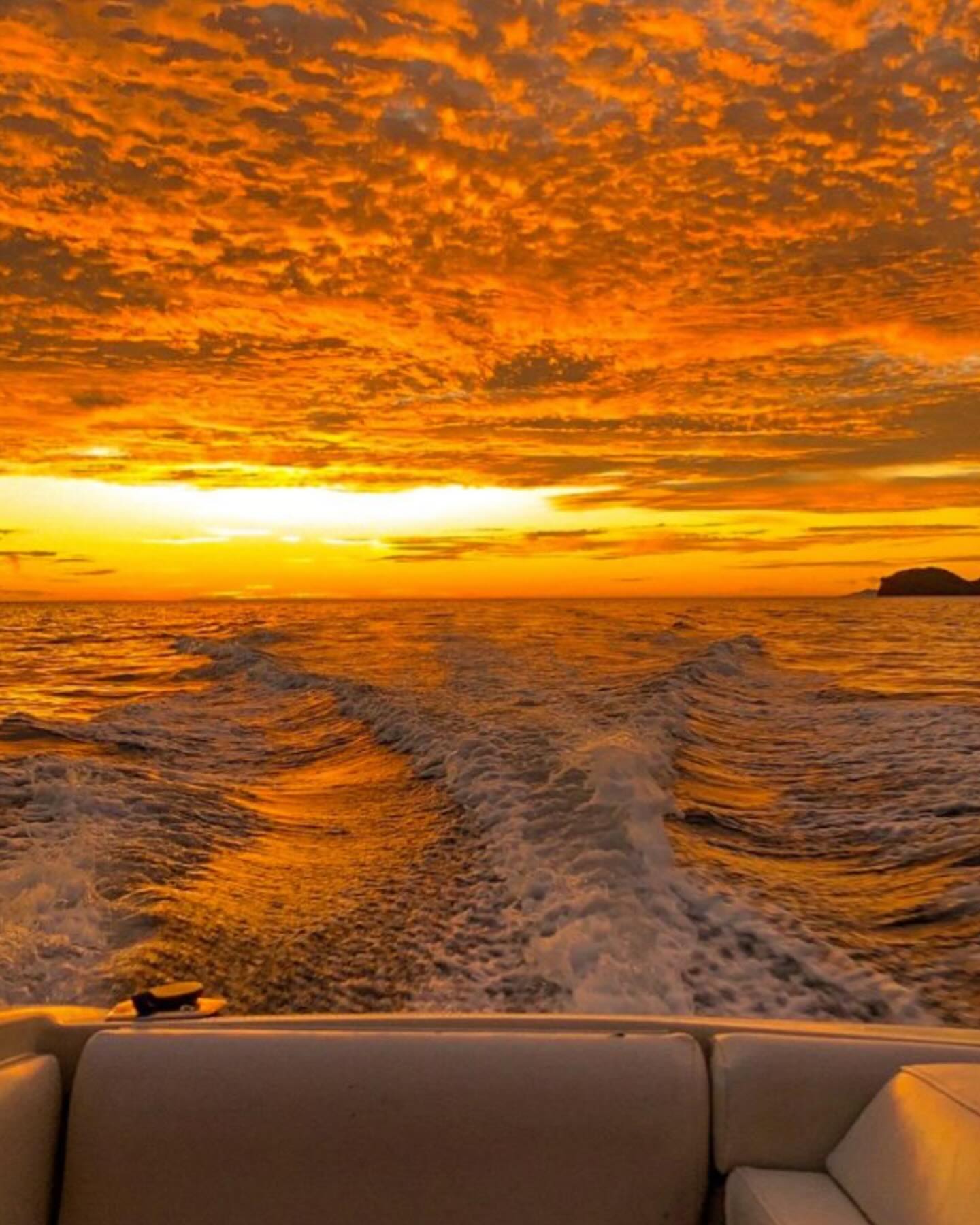 Coucher de soleil magique en mer