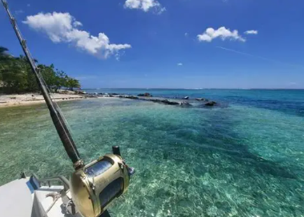 Initiation à la pêche dans le lagon et moment de détente