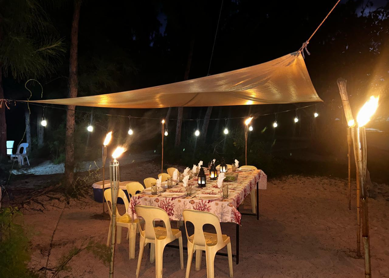 Soirée détente au coucher du soleil avec dîner sur une île